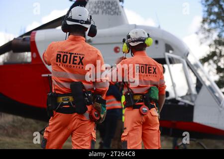 17 ottobre 2023, Turingia, Harztor/OT Ilfeld: Un elicottero speciale della compagnia Rotex è pronto per il rifornimento a terra. Come parte dell'obbligo di sicurezza stradale lungo l'autostrada federale 81, più di 100 alberi vengono rimossi dall'area su terreni impraticabili. A tal fine, una compagnia speciale svizzera è stata assunta per portare gli alberi fuori dalla zona con un elicottero. Foto: Matthias Bein/dpa Foto Stock