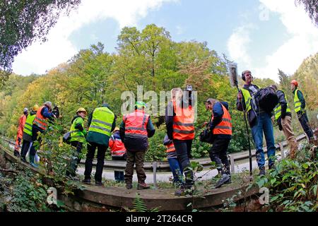 17 ottobre 2023, Turingia, Harztor/OT Ilfeld: I rappresentanti dei media si trovano vicino a Netzkater nell'ufficio forestale di Bleicherode-Südharz e osservano l'operazione di disboscamento. Come parte dell'obbligo di sicurezza stradale lungo l'autostrada federale 81, più di 100 alberi vengono rimossi dall'area su terreni impraticabili. A tal fine, una compagnia speciale svizzera è stata assunta per portare gli alberi fuori dalla zona con un elicottero. Foto: Matthias Bein/dpa Foto Stock