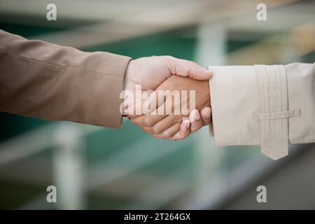 Primo piano le mani di uomo e donna che stringono la mano Foto Stock