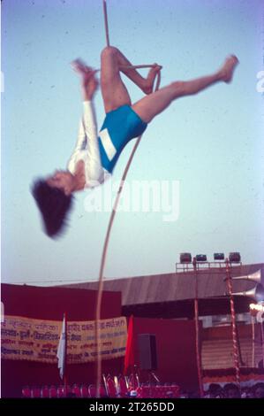 Il Mallakhamba o mallakhamb è uno sport tradizionale, originario del subcontinente indiano, in cui una ginnasta esegue yoga aereo o posture ginniche e impugnature di wrestling in concerto con un palo verticale stazionario o appeso in legno, canna o corda. La parola "mallakhamb" si riferisce anche al palo utilizzato nello sport. Foto Stock
