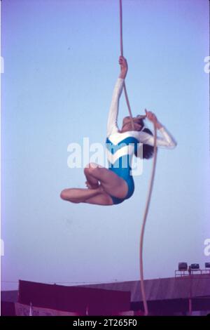 Il Mallakhamba o mallakhamb è uno sport tradizionale, originario del subcontinente indiano, in cui una ginnasta esegue yoga aereo o posture ginniche e impugnature di wrestling in concerto con un palo verticale stazionario o appeso in legno, canna o corda. La parola "mallakhamb" si riferisce anche al palo utilizzato nello sport. Foto Stock