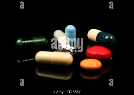Farmaci macro shot isolato su sfondo nero Foto Stock