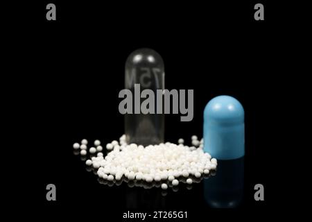 Farmaci macro shot isolato su sfondo nero Foto Stock
