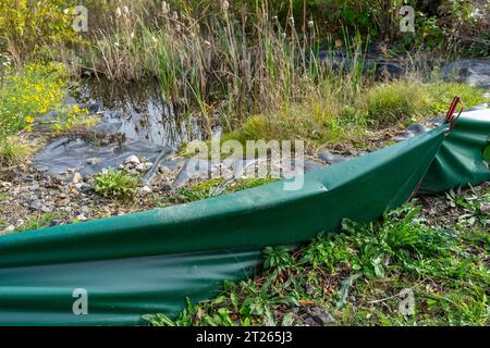 Recinzione protettiva per rane in uno stagno Foto Stock