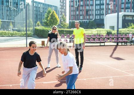 Famiglia caucasica che gioca a basket insieme. Una famiglia felice che passa del tempo libero insieme. Foto Stock
