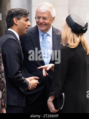 Primo ministro Rishi Sunak (sinistra), ex primo ministro John Major (centro), e la Vicepresidente della camera dei comuni, Dame Eleanor Laing lascia la chiesa di St Margaret nel centro di Londra dopo aver partecipato a un servizio di ringraziamento per la vita e l'opera dell'ex Cancelliere dello Scacchiere, Lord Lawson, morto all'inizio di quest'anno. Data immagine: Martedì 17 ottobre 2023. Foto Stock