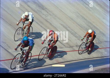 Ciclismo ai Giochi nazionali in India. Il ciclismo, noto anche come ciclismo o ciclismo, è l'attività di andare in bicicletta o in altri tipi di bicicletta. Comprende l'uso di veicoli a propulsione umana Foto Stock