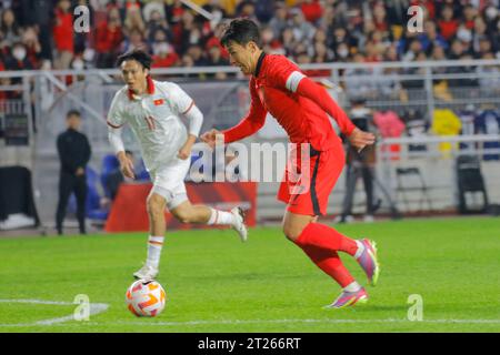 Suwon, Gyeonggi, Corea del Sud. 17 ottobre 2023. 17 ottobre 2023-Suwon, Corea del Sud-Son HeungMin della Corea del Sud e Nguyen Tuan Anh del Viet nam azione durante una partita amichevole internazionale presentata da Hana Bank Repubblica di Corea vs Vietnam match al Suwon World Cup Stadium di Suwon, Corea del Sud. (Immagine di credito: © Ryu Seung-il/ZUMA Press Wire) SOLO USO EDITORIALE! Non per USO commerciale! Crediti: ZUMA Press, Inc./Alamy Live News Foto Stock