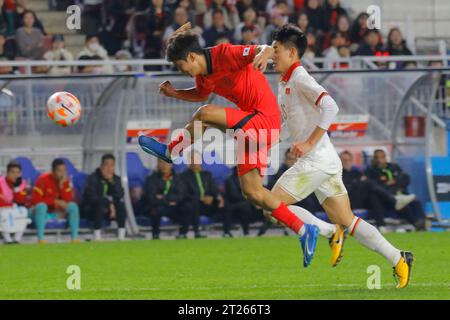 Suwon, Gyeonggi, Corea del Sud. 17 ottobre 2023. 17 ottobre 2023 - Suwon, Corea del Sud-Lee SunMin della Corea del Sud e Nguyen Dinh Bac del Vietnam azione durante una partita amichevole internazionale presentata da Hana Bank Corea contro Vietnam partita al Suwon World Cup Stadium di Suwon, Corea del Sud. (Immagine di credito: © Ryu Seung-il/ZUMA Press Wire) SOLO USO EDITORIALE! Non per USO commerciale! Crediti: ZUMA Press, Inc./Alamy Live News Foto Stock