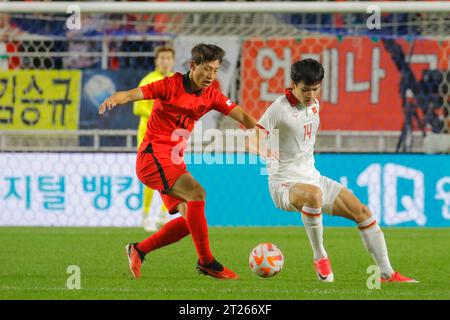 Suwon, Gyeonggi, Corea del Sud. 17 ottobre 2023. 17 ottobre 2023-Suwon, Corea del Sud-Lee JaeSung della Corea del Sud e Nguyen Hoang Duc di Viet nam azione durante una partita amichevole internazionale presentata da Hana Bank Corea-Vietnam partita al Suwon World Cup Stadium di Suwon, Corea del Sud. (Immagine di credito: © Ryu Seung-il/ZUMA Press Wire) SOLO USO EDITORIALE! Non per USO commerciale! Crediti: ZUMA Press, Inc./Alamy Live News Foto Stock