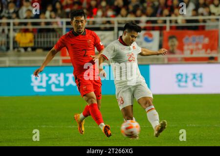 Suwon, Gyeonggi, Corea del Sud. 17 ottobre 2023. 17 ottobre 2023-Suwon, Corea del Sud-Lee KiJe della Corea del Sud e Truong Tien Anh del Viet nam azione durante una partita amichevole internazionale presentata da Hana Bank Repubblica di Corea vs Vietnam match al Suwon World Cup Stadium di Suwon, Corea del Sud. (Immagine di credito: © Ryu Seung-il/ZUMA Press Wire) SOLO USO EDITORIALE! Non per USO commerciale! Crediti: ZUMA Press, Inc./Alamy Live News Foto Stock