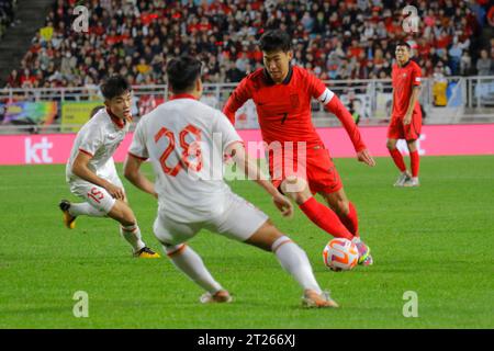 Suwon, Gyeonggi, Corea del Sud. 17 ottobre 2023. 17 ottobre 2023 - Suwon, Corea del Sud, il figlio HeungMin della Corea del Sud e Truong Tien Anh del Vietnam si sono impegnati in una partita amichevole internazionale presentata da Hana Bank, Repubblica di Corea contro Vietnam, al Suwon World Cup Stadium di Suwon, Corea del Sud. (Immagine di credito: © Ryu Seung-il/ZUMA Press Wire) SOLO USO EDITORIALE! Non per USO commerciale! Crediti: ZUMA Press, Inc./Alamy Live News Foto Stock