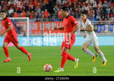 Suwon, Gyeonggi, Corea del Sud. 17 ottobre 2023. 17 ottobre 2023-Suwon, Corea del Sud-Hwang HeeChan della Corea del Sud azione durante una partita amichevole internazionale presentata da Hana Bank Repubblica di Corea vs Vietnam partita al Suwon World Cup Stadium di Suwon, Corea del Sud. (Immagine di credito: © Ryu Seung-il/ZUMA Press Wire) SOLO USO EDITORIALE! Non per USO commerciale! Crediti: ZUMA Press, Inc./Alamy Live News Foto Stock