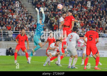 Suwon, Gyeonggi, Corea del Sud. 17 ottobre 2023. 17 ottobre 2023 - Suwon, Corea del Sud-Cho GueSung della Corea del Sud e Dang Van Lam del Viet nam azione durante una partita amichevole internazionale presentata da Hana Bank Corea-Vietnam partita al Suwon World Cup Stadium di Suwon, Corea del Sud. (Immagine di credito: © Ryu Seung-il/ZUMA Press Wire) SOLO USO EDITORIALE! Non per USO commerciale! Crediti: ZUMA Press, Inc./Alamy Live News Foto Stock