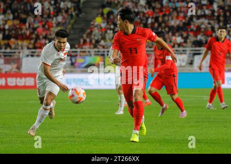 Suwon, Gyeonggi, Corea del Sud. 17 ottobre 2023. 17 ottobre 2023 - Suwon, Corea del Sud-Hwang HeeChan della Corea del Sud e Truong Tien Anh del Vietnam azione durante una partita amichevole internazionale presentata da Hana Bank Repubblica di Corea vs Vietnam match al Suwon World Cup Stadium di Suwon, Corea del Sud. (Immagine di credito: © Ryu Seung-il/ZUMA Press Wire) SOLO USO EDITORIALE! Non per USO commerciale! Crediti: ZUMA Press, Inc./Alamy Live News Foto Stock