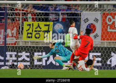 Suwon, Gyeonggi, Corea del Sud. 17 ottobre 2023. 17 ottobre 2023-Suwon, Corea del Sud-Son HeungMin della Corea del Sud e Dang Van Lam del Vietnam azione durante una partita amichevole internazionale presentata da Hana Bank Korea Republic vs Vietnam match al Suwon World Cup Stadium di Suwon, Corea del Sud. (Immagine di credito: © Ryu Seung-il/ZUMA Press Wire) SOLO USO EDITORIALE! Non per USO commerciale! Crediti: ZUMA Press, Inc./Alamy Live News Foto Stock