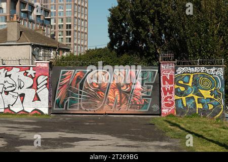 DUBLINO, IRLANDA, 12 10 2023: South Dock Road Street Art at Grand Canal Docklands Foto Stock