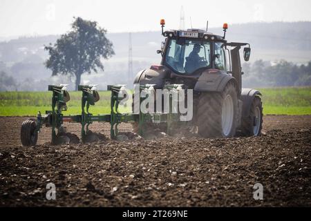 17.10.2023, Braunau, AUT, Unterwegs in Oberösterreich, Symbolbild, Verschiedene Themenbilder, Themenbild, Landwirt beim Pflügen, Landwirtschaft, im Bild Traktor beim Pflügen eines Feldes, **** 17 10 2023, Braunau, AUT, sulla strada in alta Austria, immagine simbolo, varie immagini tematiche, immagine tema, aratura contadina, agricoltura, nella foto trattore aratura di un campo, Foto Stock