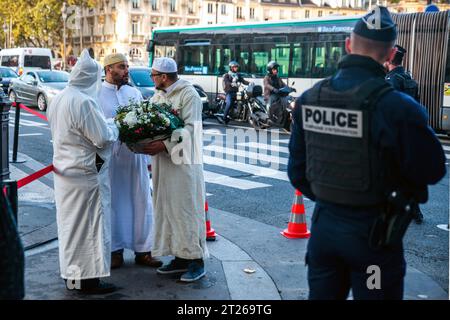 Parigi, Francia. 17 ottobre 2023. Commemorazione per il 62° anniversario delle vittime del 17 ottobre 1961 in memoria di molti algerini, venuti a manifestare pacificamente contro il coprifuoco imposto ai nordafricani residenti in Francia, uccisi dalla polizia francese. Come ogni anno, la cerimonia di commemorazione organizzata dalla città di Parigi. Foto di Denis Prezat/ABACAPRESS.COM Credit: Abaca Press/Alamy Live News Foto Stock