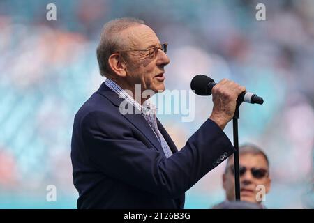 Miami. FL USA; il presidente del Consiglio di amministrazione dei Miami Dolphins e il socio generale Stephen M. Ross parla dell'ex giocatore e membro della Pro Hall of Fame Zach T Foto Stock