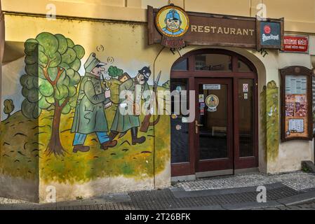 Good Soldier Švejk, muratura all'ingresso del ristorante, quartiere Staré Město (città vecchia), Praga, Repubblica Ceca Foto Stock