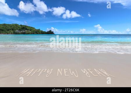 Felice anno nuovo sulla spiaggia tropicale. Foto Stock