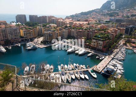 Vista sullo yacht e sul porticciolo di Port Fontvieille, conosciuto anche come Port of Fontvieille o le Port de Fontvileille. Monaco. (135) Foto Stock