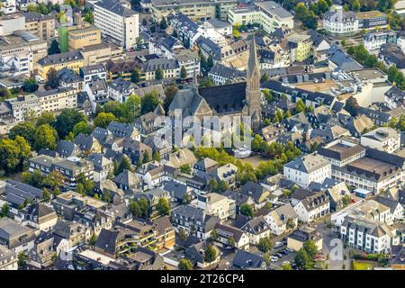 Luftbild, St. Martinus-Kirche und Marktplatz, Wohngebiet zwischen Winterbergstraße und Auf der Mauer, Olpe-Stadt, Olpe, Sauerland, Nordrhein-Westfalen, Deutschland ACHTUNGxMINDESTHONORARx60xEURO *** Vista aerea, chiesa di San Martinus e piazza del mercato, zona residenziale tra Winterbergstraße e Auf der Mauer, Olpe Town, Olpe, Sauerland, Renania settentrionale-Vestfalia, Germania ATTENTIONxMINESTHONORARx60xEURO Foto Stock