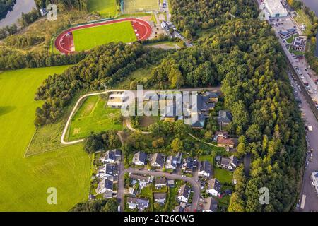 Luftbild, Kreuzbergstadion, Wohnsiedlung am Finkenhagen, Olpe-Stadt, Olpe, Sauerland, Nordrhein-Westfalen, Deutschland ACHTUNGxMINDESTHONORARx60xEURO *** Vista aerea, Kreuzbergstadion, Housing estate am Finkenhagen, Olpe City, Sauerland, Renania settentrionale-Vestfalia, Germania ATTENTIONxMINESTHONORARx60xEURO Foto Stock