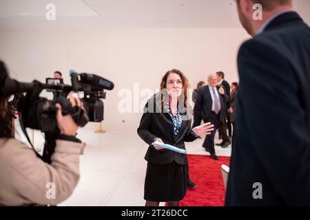 Parigi, Francia. 17 ottobre 2023. Mickaelle Paty, sorella di Samuel Paty, partecipò a un'udienza al Senato a Parigi, il 17 ottobre 2023. Istituita quest'estate, la commissione d'inchiesta del Senato sulle minacce e gli attacchi contro gli insegnanti ascolterà Mickaelle Paty martedì 17 ottobre. Alla fine di maggio, la sorella dell'insegnante assassinata nel 2020 aveva chiesto ai senatori di istituire questa commissione d'inchiesta per "eliminare ogni dubbio sulle carenze dello Stato”. Foto di Eliot Blondet/ABACAPRESS.COM credito: Abaca Press/Alamy Live News Foto Stock