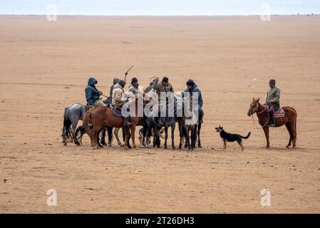 Kok-boru Kyrgyzstan -Buzkashi Goat Pull è lo sport tradizionale nazionale in cui i giocatori a cavallo Hich tentano di posizionare una capra o un polpaccio Foto Stock