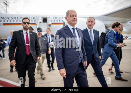 Tel Aviv, Israele. 17 ottobre 2023. Il cancelliere tedesco Olaf Scholz al suo arrivo in Israele. Crediti: Michael Kappeler/dpa Pool/dpa/Alamy Live News Foto Stock