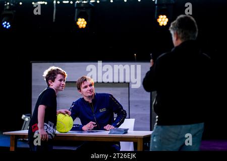 Anversa, Belgio. 17 ottobre 2023. Kazach Alexander Bublik nella foto durante una sessione di firma al torneo European Open Tennis ATP, ad Anversa, martedì 17 ottobre 2023. BELGA PHOTO JASPER JACOBS Credit: Belga News Agency/Alamy Live News Foto Stock