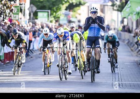 Kapellen, Belgio. 17 ottobre 2023. L'olandese Coen Vermeltfoort festeggia mentre attraversa il traguardo per vincere l'edizione 2023 della "Nationale Sluitingsprijs Putte-Kapellen" gara ciclistica di un giorno a Putte-Kapellen, Kapellen martedì 17 ottobre 2023. BELGA PHOTO TOM GOYVAERTS Credit: Belga News Agency/Alamy Live News Foto Stock