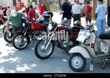 Bibbiano-Reggio Emilia Italia - 07 15 2015 : rally gratuito di auto d'epoca nella piazza della città collezione di vecchie moto. Foto di alta qualità Foto Stock