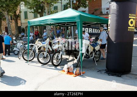 Bibbiano-Reggio Emilia Italia - 07 15 2015 : rally gratuito di auto d'epoca nella piazza della città collezione di vecchie moto. Foto di alta qualità Foto Stock