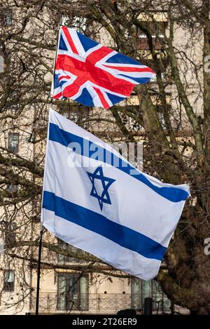 Bandiera della British Union con bandiera Israel Star of David, a Londra, Regno Unito Foto Stock