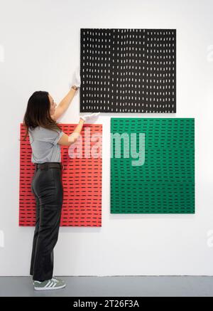 Elizabeth Xi Bauer Gallery, Deptford, Londra, Regno Unito. 17 ottobre 2023. Di fronte al lago si trova la prima mostra personale di Antonio Pichillá in Europa presso la Elizabeth Xi Bauer Gallery, in corso fino all'11 novembre 2023. Antonio Pichillá attinge alla sua eredità e all'ambiente circostante per produrre lavoro. Nato a San Pedro la Laguna, dove vive e lavora ancora, l'artista guatemalteco di Maya TZ'utujil impiega principalmente tessuti nella sua pratica, anche se occasionalmente flirta con altre forme di scultura, così come con i video. Immagine: Nonno, 2020 anni, tessuto artigianale, fili mercerizzati e sedalina. Credito Foto Stock