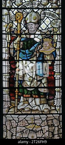 Vetrata colorata di Percy Bacon raffigurante San Cuthbert con la testa del re Oswald, chiesa di Santa Maria Maddalena, Newark, Nottinghamshire Foto Stock