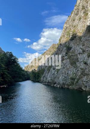 Vista da un traghetto sul lago Matka in Macedonia del Nord Foto Stock