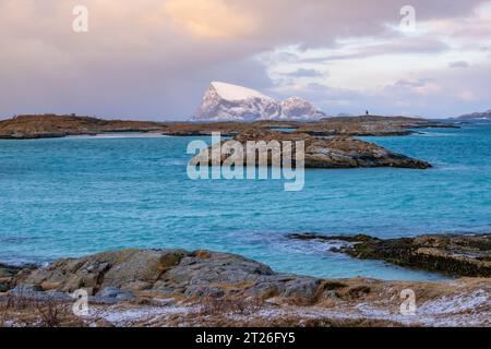 Isole Sommaroy e mare artico vicino a Tromso, Norvegia. Tramonto su piccole isole innevate Foto Stock