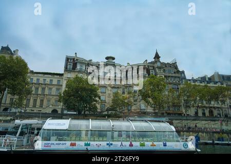 Francia, Parigi 25.08.2023 vista su Batobus e edificio Quai Anatole 27, da Bateaux Parisiens sul fiume Senna Foto Stock