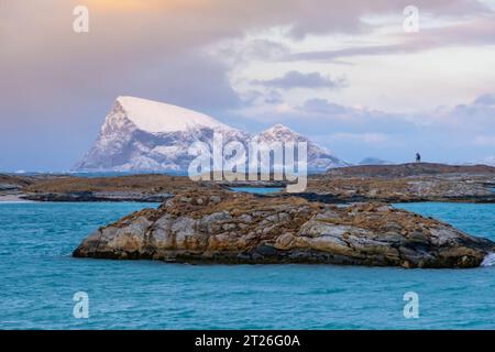 Isole Sommaroy e mare artico vicino a Tromso, Norvegia. Tramonto su piccole isole innevate Foto Stock