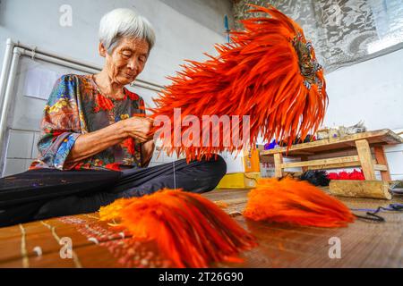 Contea di Luannan, Cina - 26 agosto 2023: L'artigiano sta facendo una piuma. Foto Stock