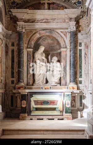 Roma, Italia - 15 febbraio 2023: Interno della Basilica di Santa Pudenziana, la chiesa più antica di Roma Foto Stock