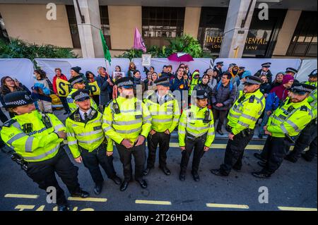 Londra, Regno Unito. 17 ottobre 2023. La protesta oleosa Money Out - londra senza fossili e ribellione di estinzione protesta fuori dall'evento Energy Intelligence Forum (noto anche come gli Oscar per l'industria petrolifera) presso l'Intercontinetal Hotel, Park Lane. Crediti: Guy Bell/Alamy Live News Foto Stock