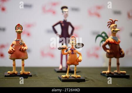 Torino, Italia. 17 ottobre 2023. I burattini di zenzero, Melisha Tweedy, Molly e Rocky del film commedia animato in stop motion Chicken Run: Dawn of the Nugget sono stati visti durante la conferenza di VISUALIZZAZIONE 2023. La VIEW Conference (precedentemente nota come Virtuality Conference) è un evento di computer grafica, cinema digitale, animazione 3D, gaming e VFX che si tiene ogni anno a Torino. Crediti: Nicolò campo/Alamy Live News Foto Stock