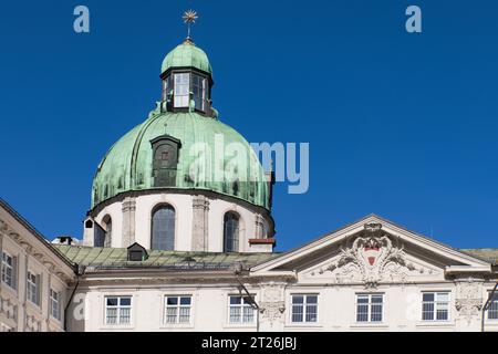 Austria, Tirolo, Innsbruck, la cupola del Dom zu St Jakob o la cattedrale di San Giacomo che si innalza sopra il Palazzo Imperiale di Hofburg. Foto Stock