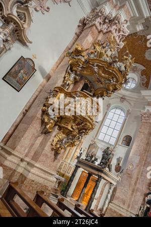 Austria, Tirolo, Innsbruck, Dom zu St Jakob o Cattedrale di San Giacomo, pulpito barocco di Nikolaus Moll risalente al 1725 con la tomba dell'arciduca Massimiliano III sullo sfondo. Foto Stock