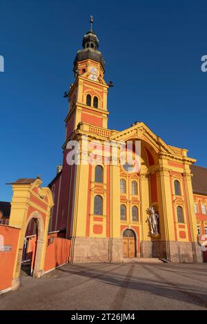 Austria, Tirolo, Innsbruck, facciata dell'Abbazia di Wilten, che era un monastero premonstratense fondato nel 1138 con l'attuale chiesa risalente al 1665. Foto Stock